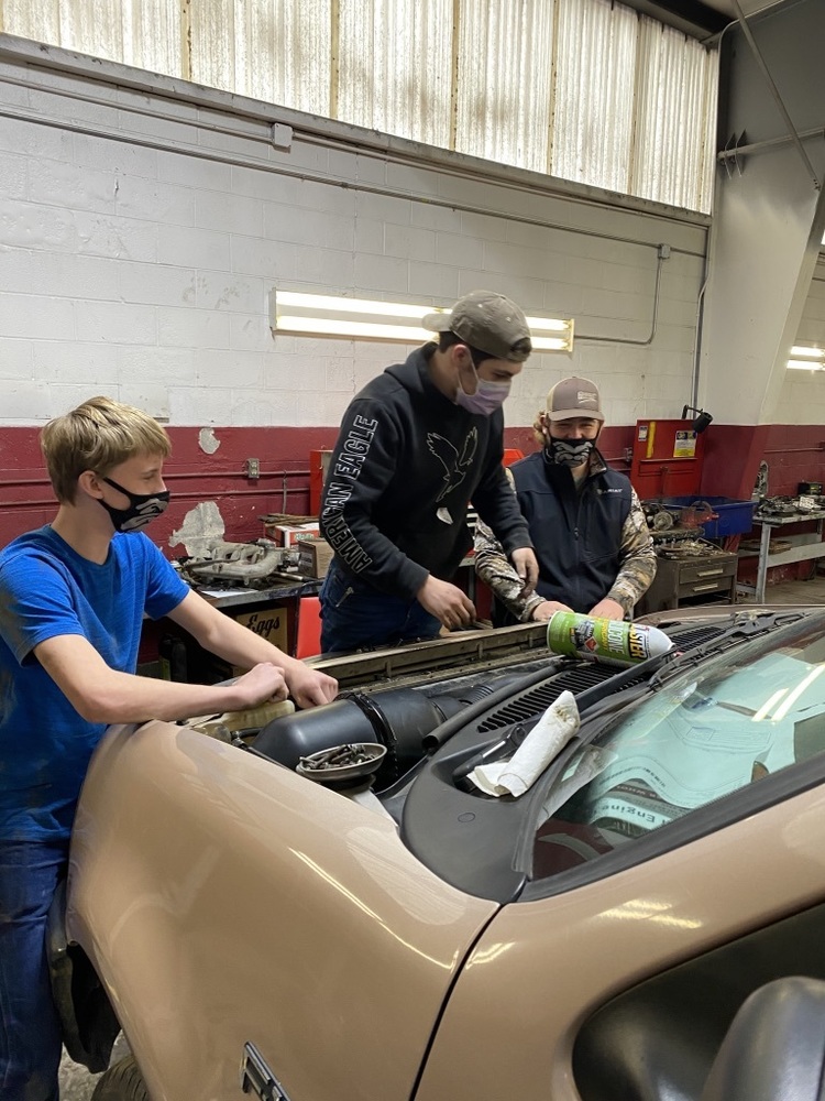 Students tour Campus at CCC for Automotive Technology
